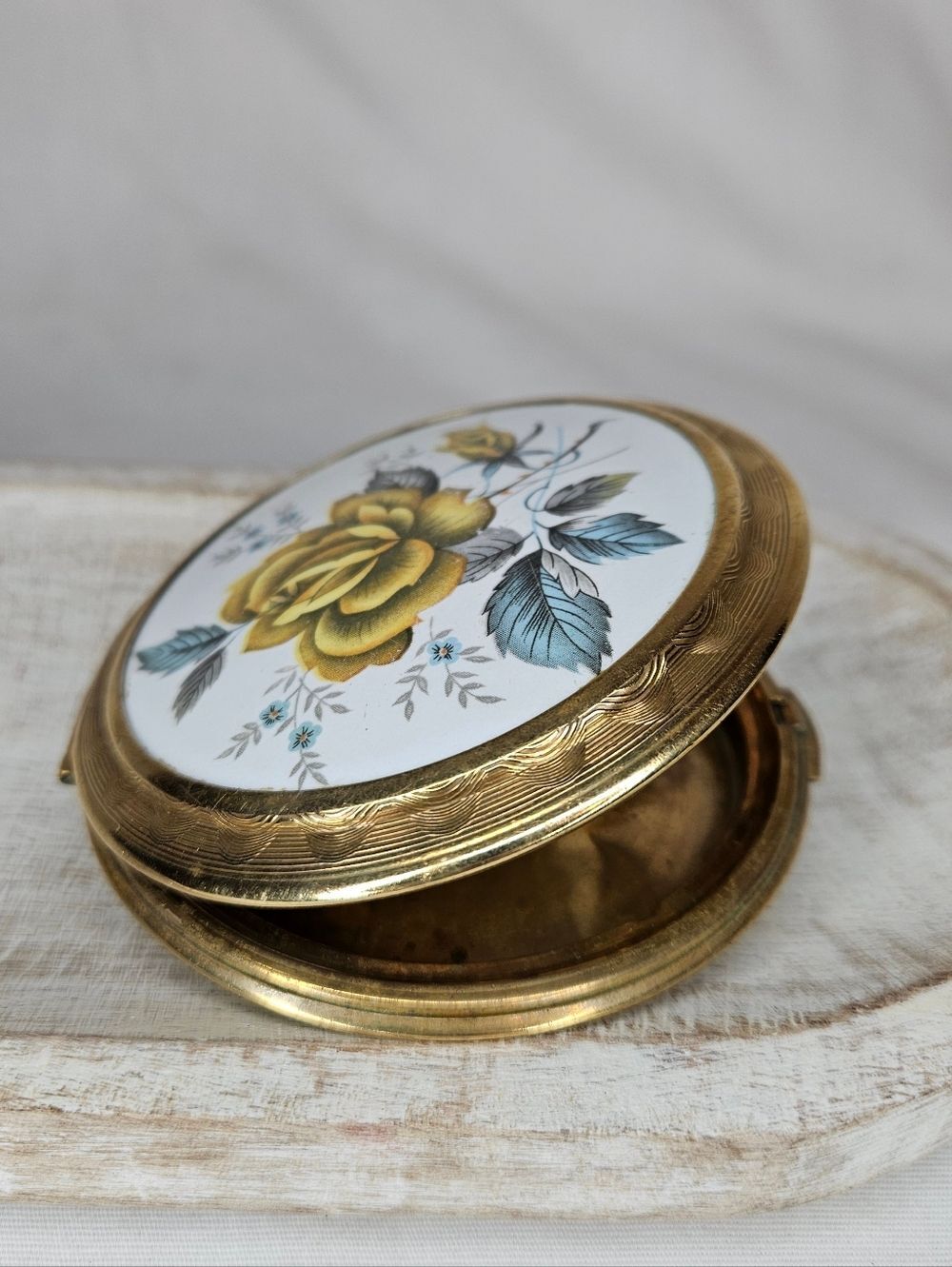 Vintage 1960s Kigu Powder Compact Made In England Enamel, Porcelain, Brass GUC